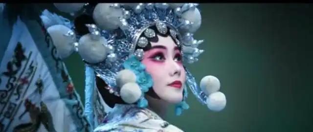 这就是当年的真实情况，一点都不夸张。

《主角》里，秦腔剧团正在演出，突然来了几