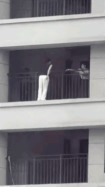 这个女子要干什么？并没有看出她要做出什么破格的行为，但是不知道为什么又有这么多人