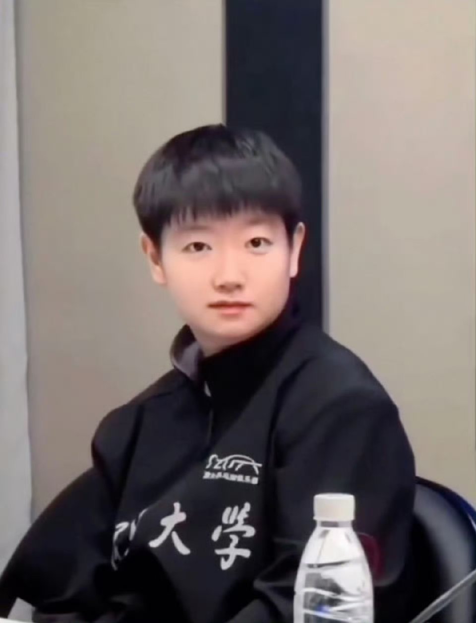 和孙颖莎当队友是怎样的体验 我甘愿为孙队长端茶倒水，只为身旁那一方天地 