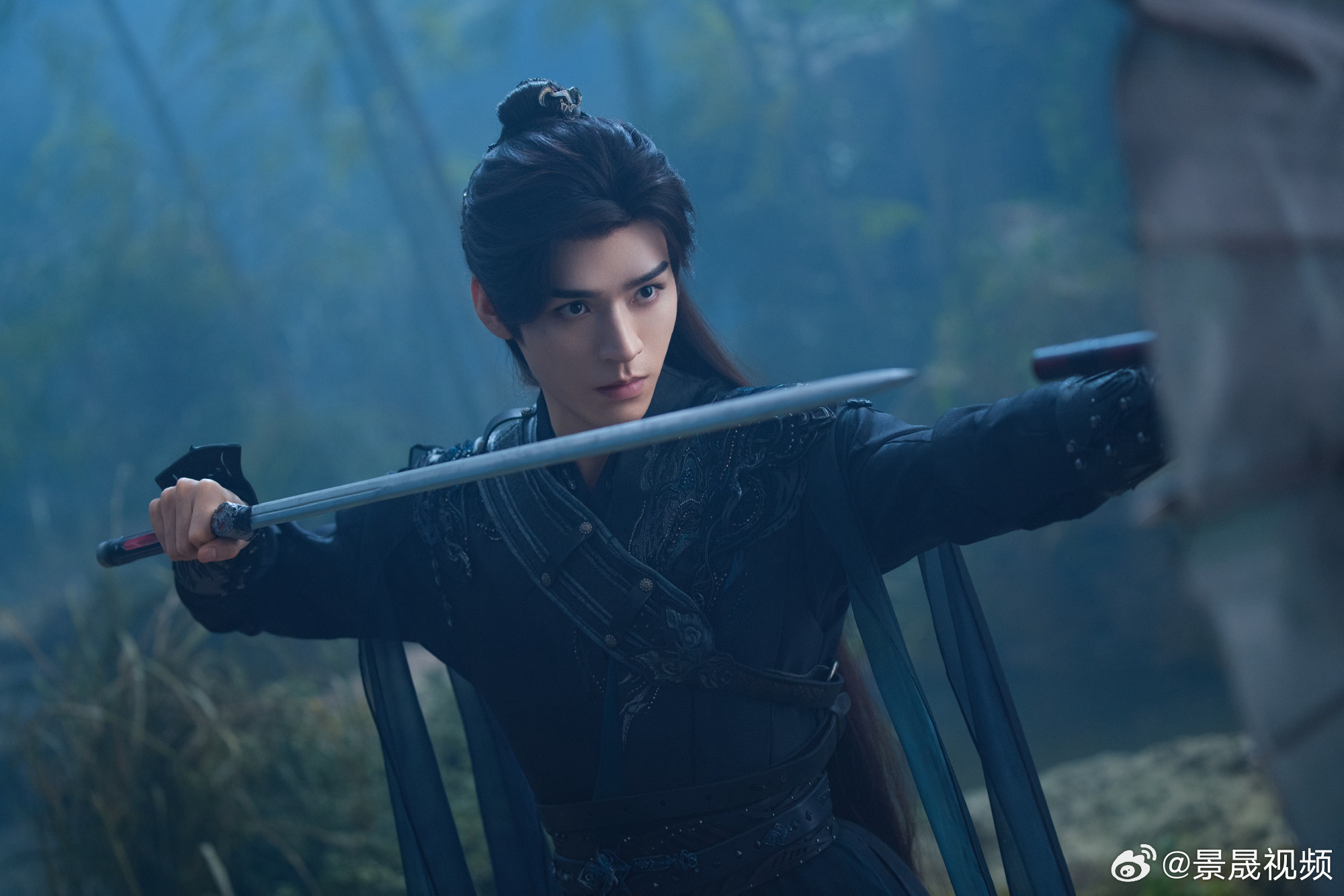 苏暮雨对战刀鬼这段打戏堪称武侠模板，动作设计干净利落，剑影交错间全是扎实功底。没