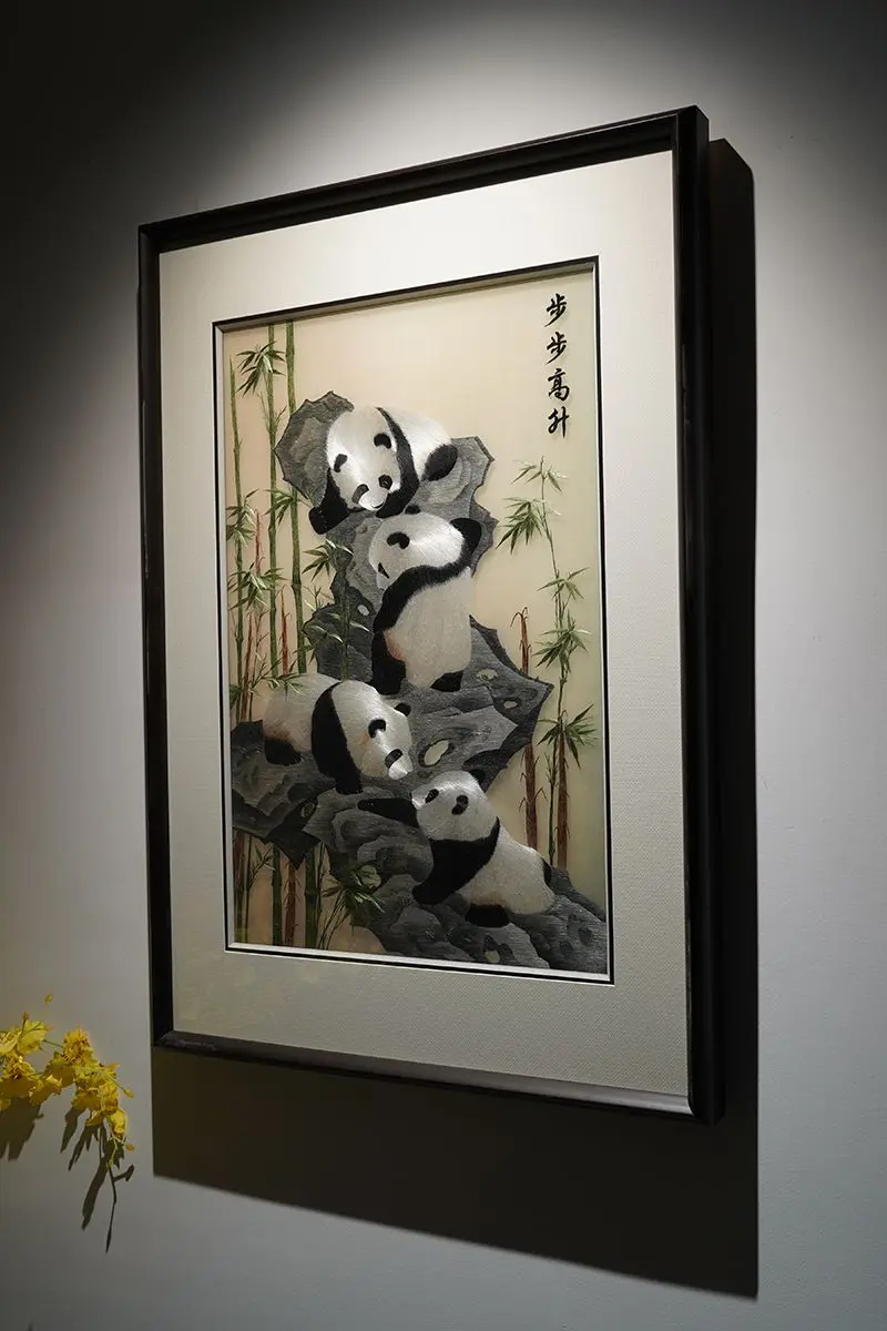 针丝成韵，竹与熊猫的含蓄美好 “方寸之间，绣尽熊猫的软萌与竹的挺拔。熊...