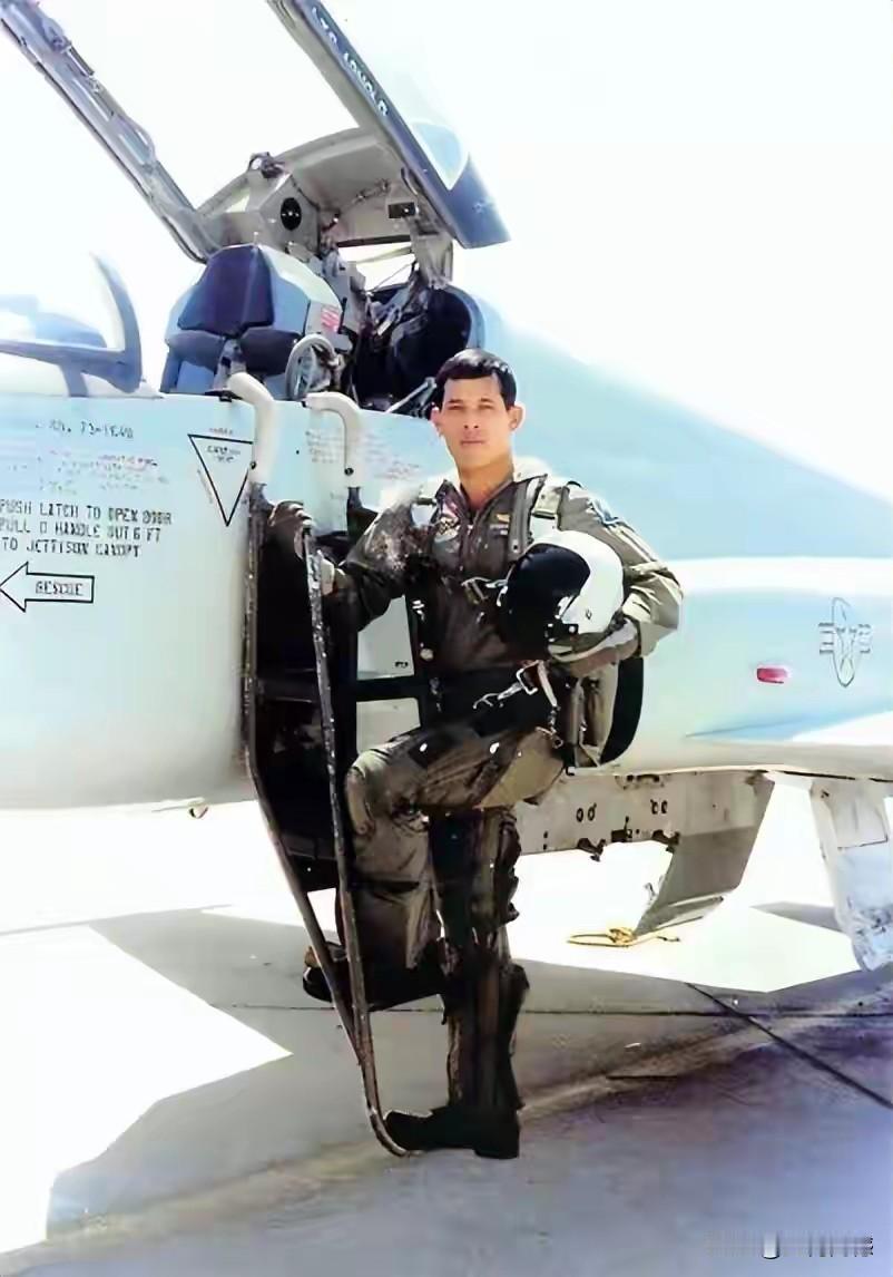 泰国国王年轻时，也有过参军的经历，穿上军装的他，非常的帅气，身上有明星的气质。王