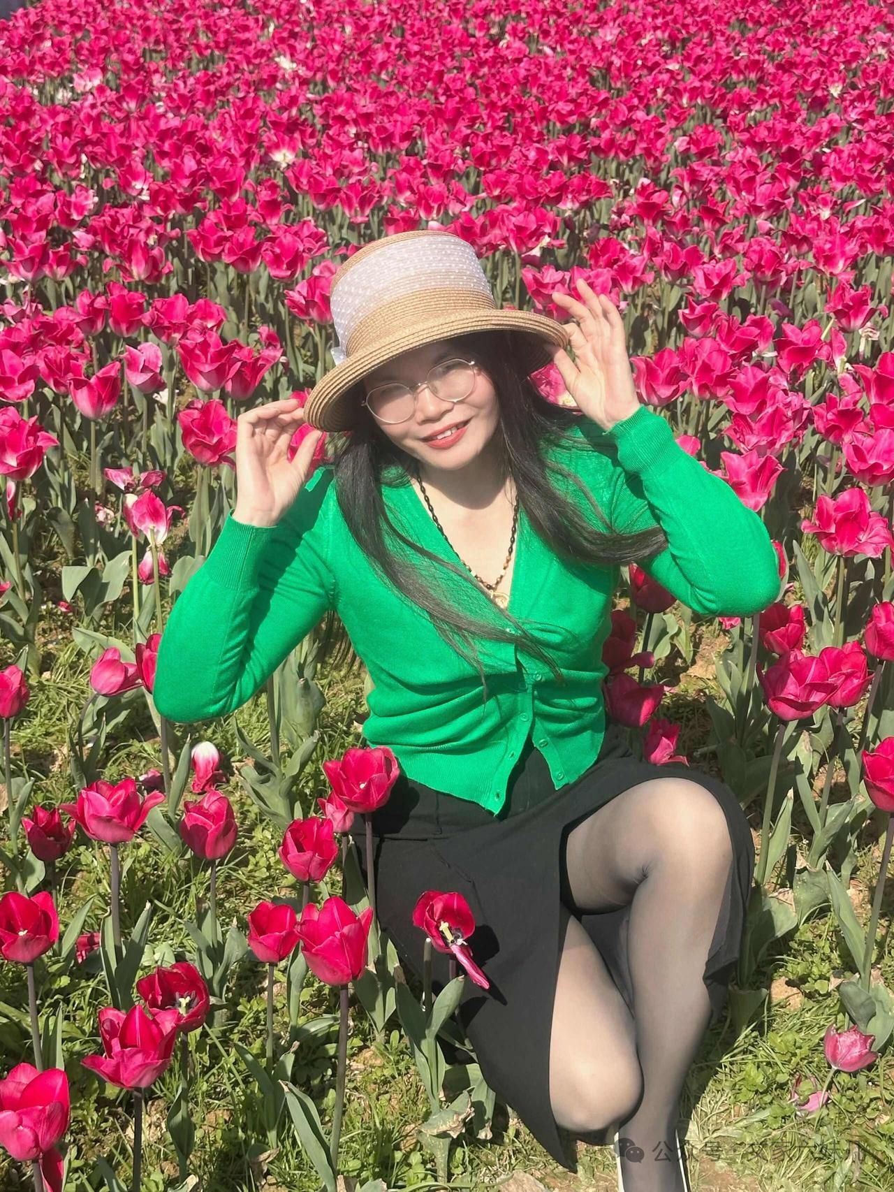 要想与郁金香媲美太难啦！和郁金香合影的秘诀，必须是“蹲下来”和“坐下来”