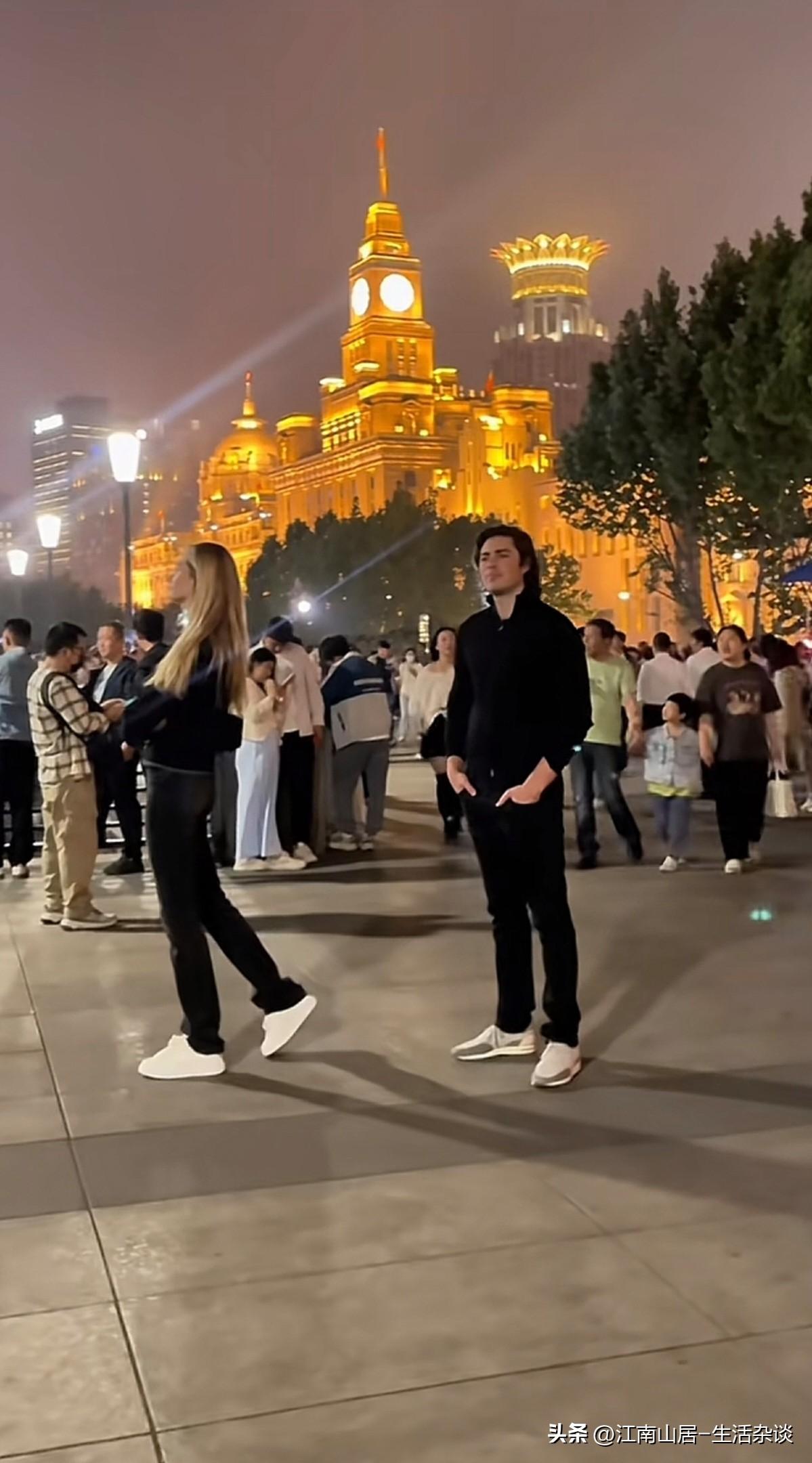 不知道这两位“俊男靓女”，在看到灯火辉煌的上海外滩，气势磅礴的陆家嘴CBD，车水