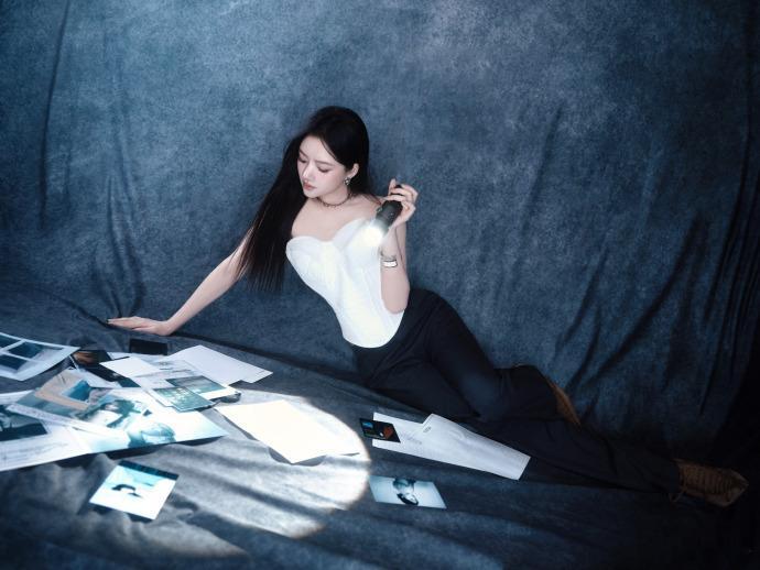 任敏撒娇给观众要空调谁能顶得住任敏的软萌撒娇啊！现场天气闷热，她主动化身大家的嘴