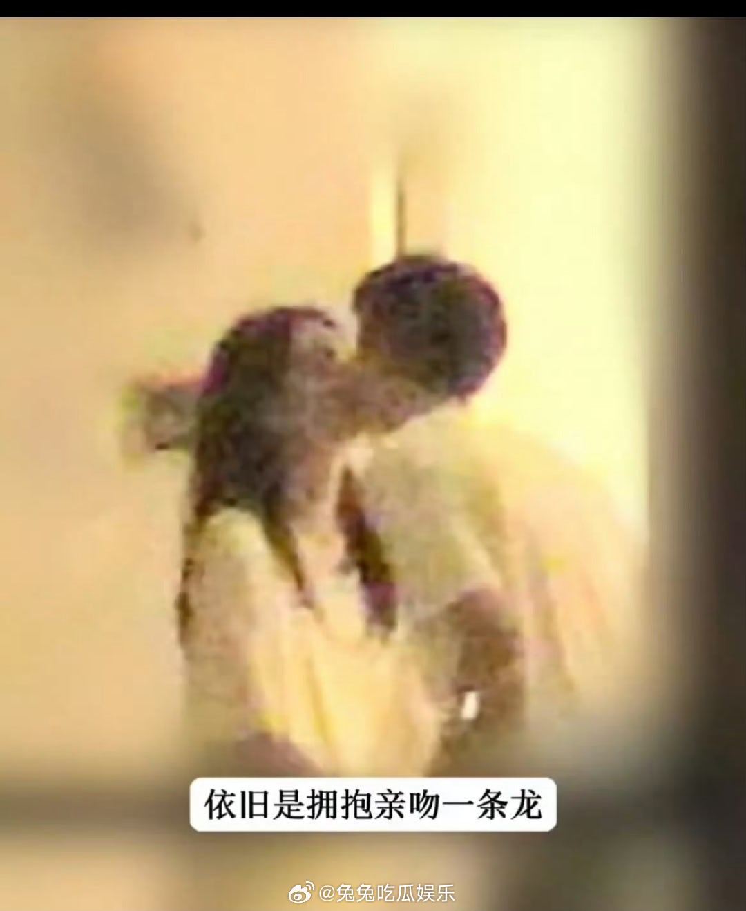 周也男友 圈外人曝周也恋情周也把手探进男友衣服里    周也和男友 拥抱亲吻一条