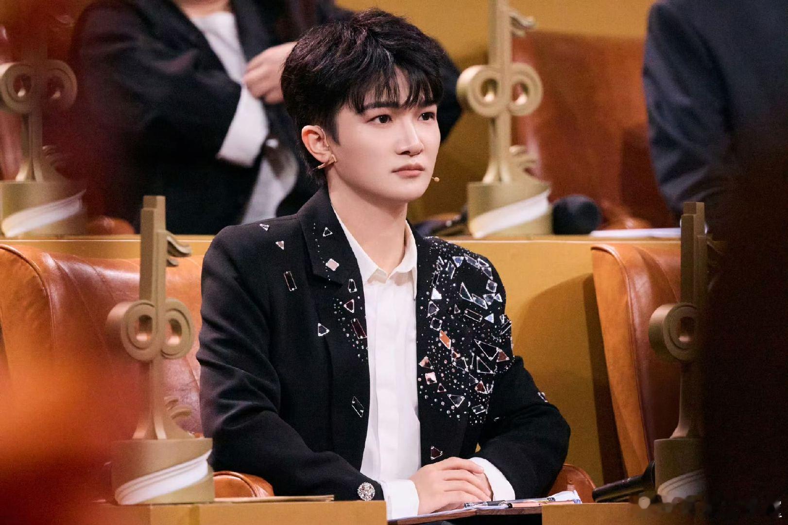 周深做歌手做导师都很权威 周深穿白毛衣软萌可爱，当导师却超有水准！一针见血提建议