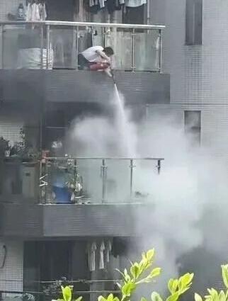 “胆子太大了!”广东中山，一小区4楼的阳台突然起火，当楼上男邻居发现后，连忙下楼
