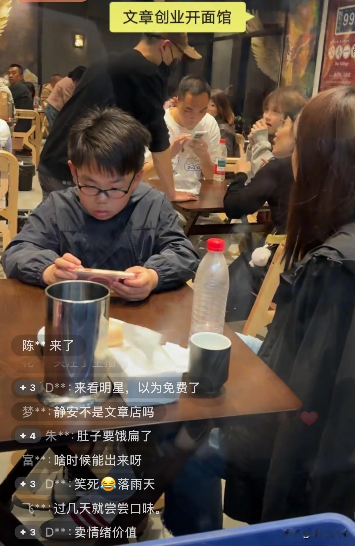 这几天，文章开的面馆火得一塌糊涂！
按理说，生意如此火爆，文章理应满心欢喜，可这