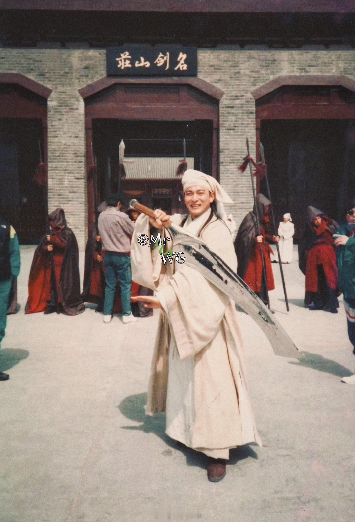 刘德华[超话]独家扫描 我自横刀酷飞扬[酷]——1994在天津拍【刀剑笑】的刘德