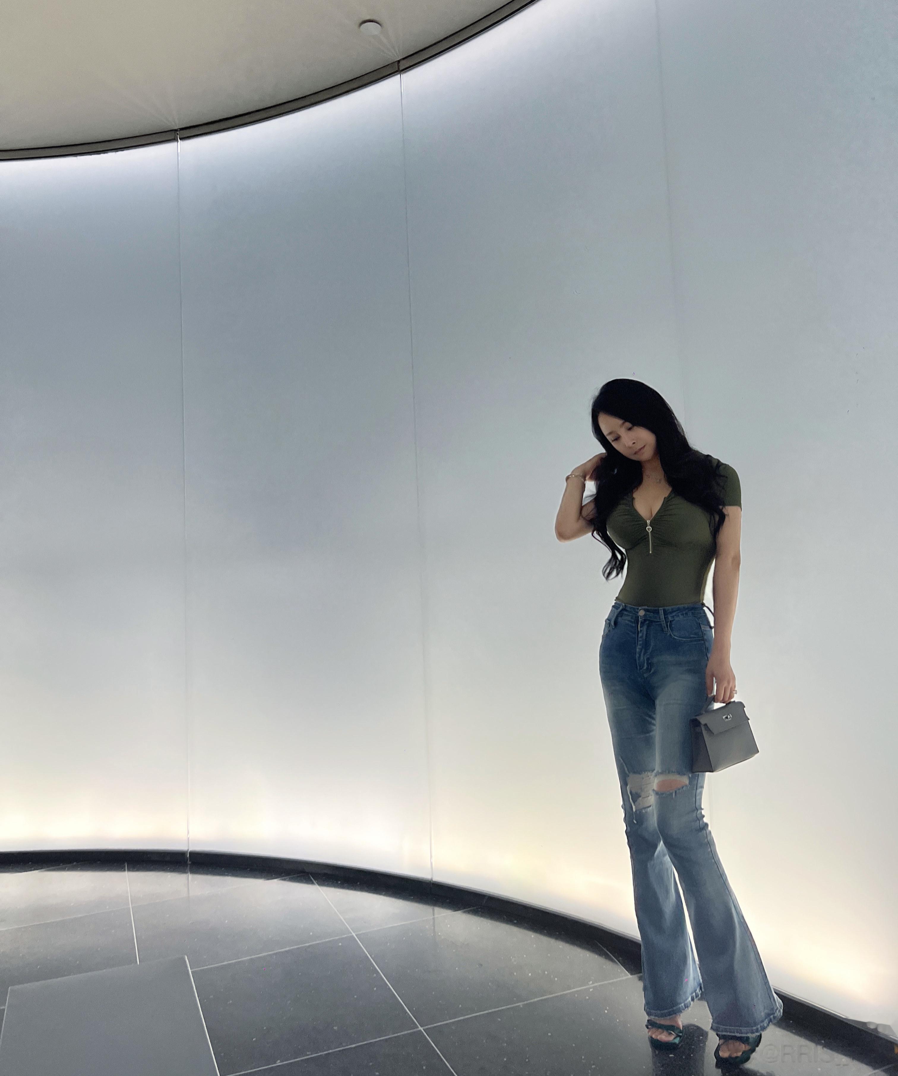 以前女人凑一起聊 美妆护肤 聊时尚 聊男朋友 现在凑一起 聊赚钱聊退休聊去哪买房
