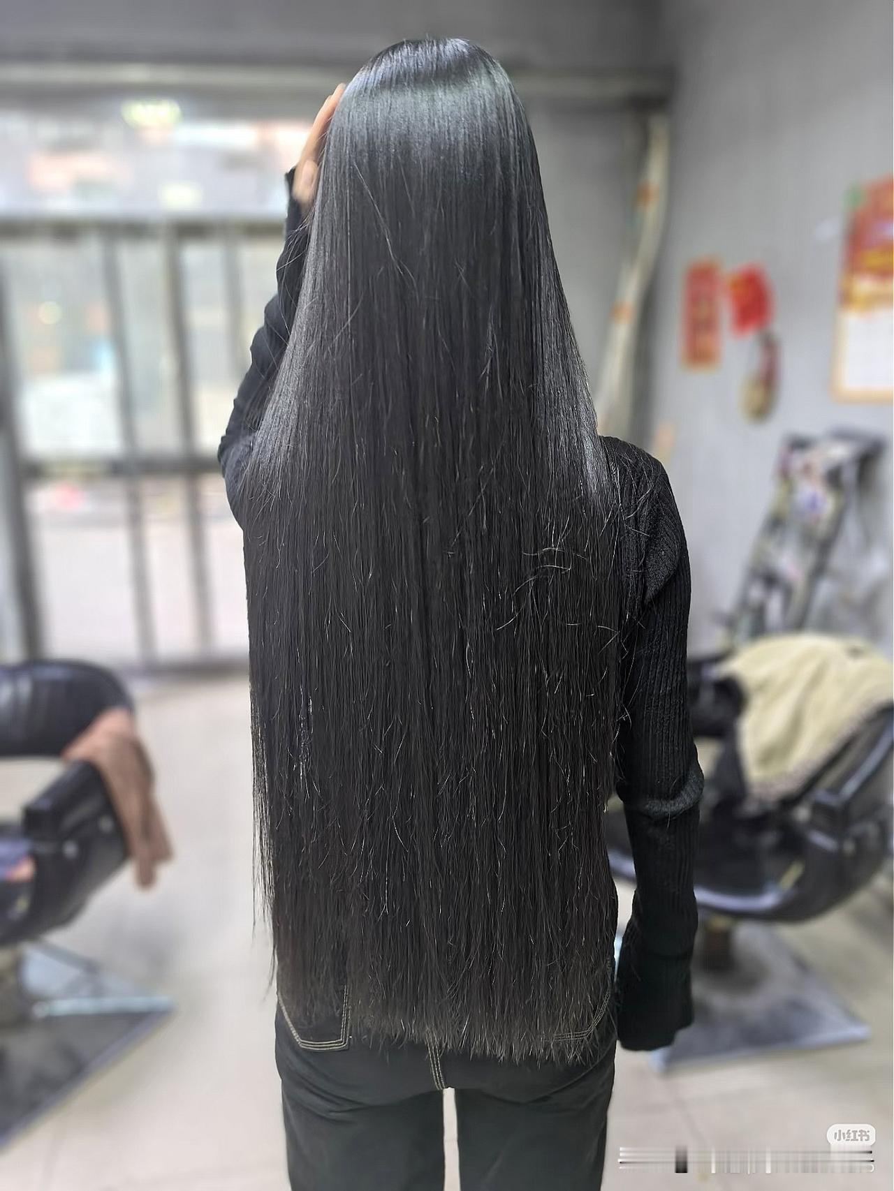 柔顺亮泽的长发，美发沙龙里的完美造型！