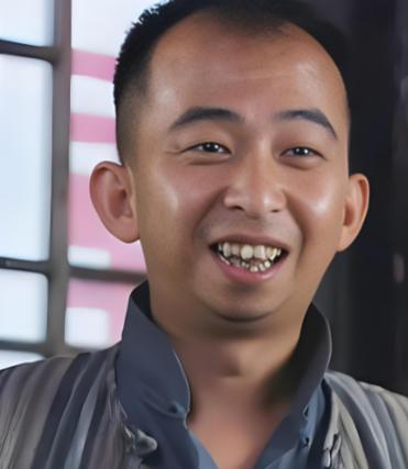 巨兴茂用10亿身家，娶到了大美女孟久淇，明明是人生赢家，却因和妻子的颜值差距，被