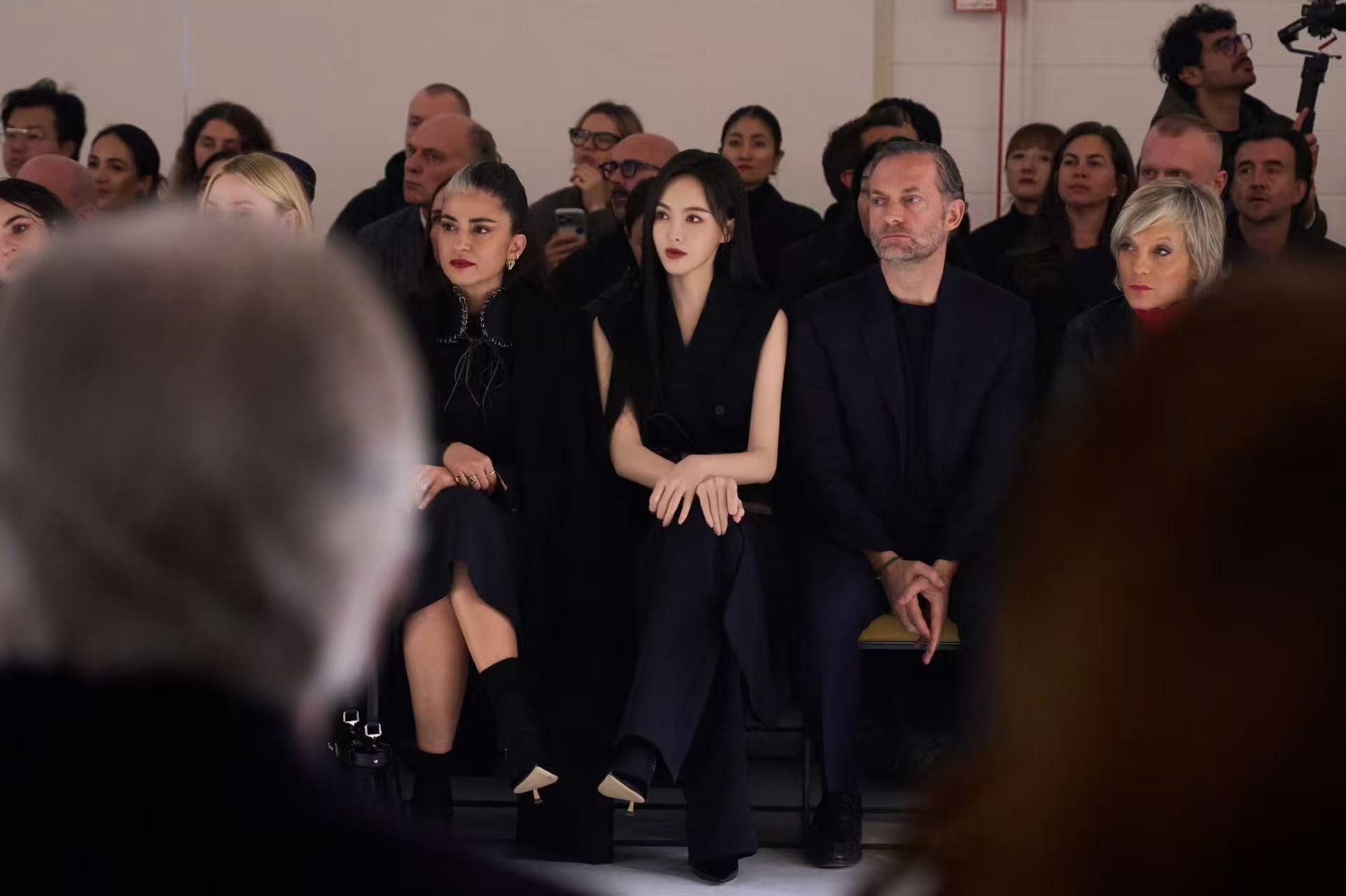 我就这样四舍五入，省去19人而唐嫣正在和芬迪CEO夫妇全英文热聊，🖐🏻cue