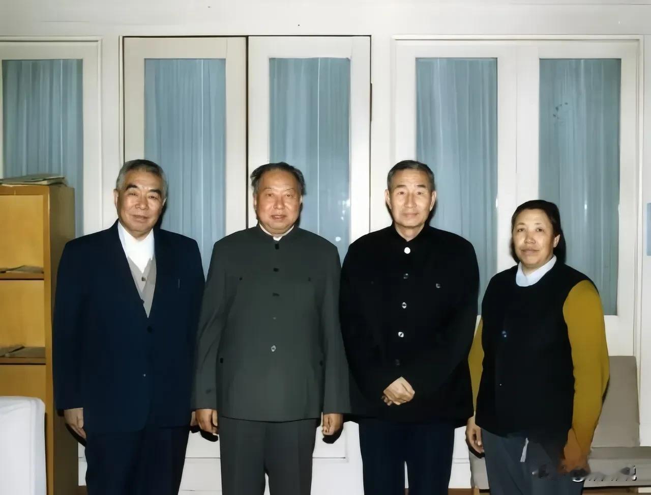 八十年代中期，华国锋和他抗日时期老战友的合影。

华国锋刚退休的那几年因怕别人认