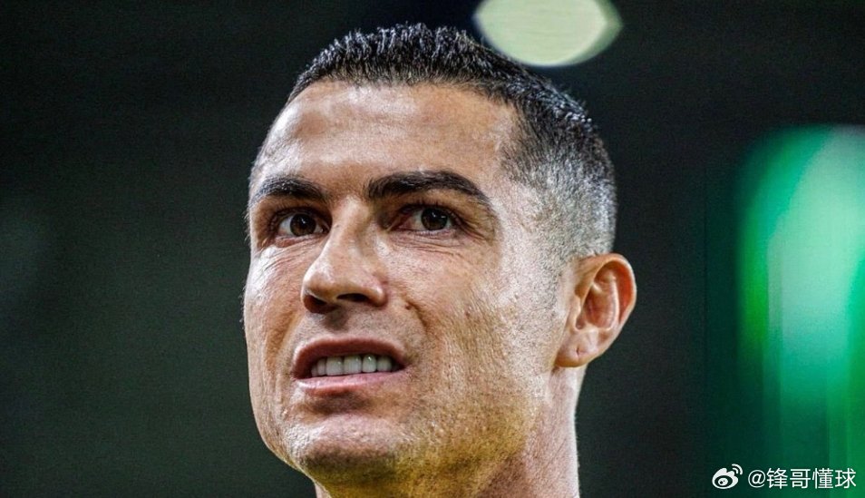 c罗 罗马诺：C罗携家人离开沙特是假消息，他在胜利的训练基地疗伤。北京时间3月4
