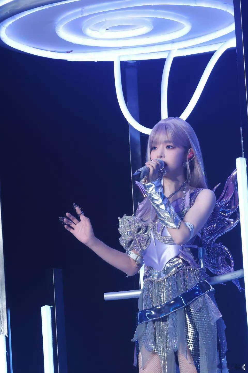 耳帝说黄霄雲唱得比他想得好黄霄雲的Golden唱功太能打，A5高音炫技毫不费力，