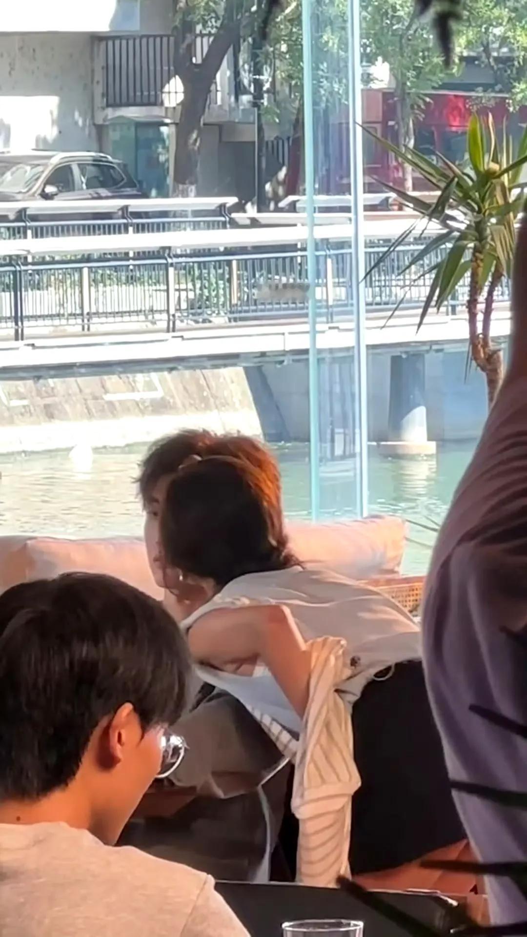 吴宣仪偷亲翟潇闻那路透也太会勾人了吧！镜头里她悄悄凑近，趁人不注意飞快啄了下脸颊