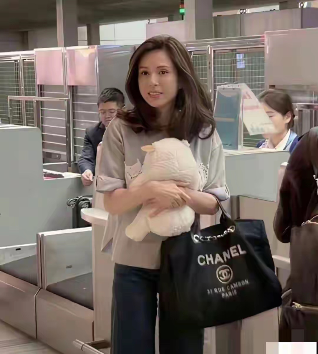 李若彤胖了之后变漂亮了，一点儿都看不出60岁，不愧为国民女神 