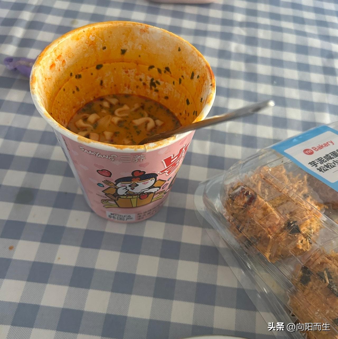 有见过大清早吃火鸡面的娃吗？
小闺女一大早给自己泡了一杯火鸡面，边吃边喝牛奶。