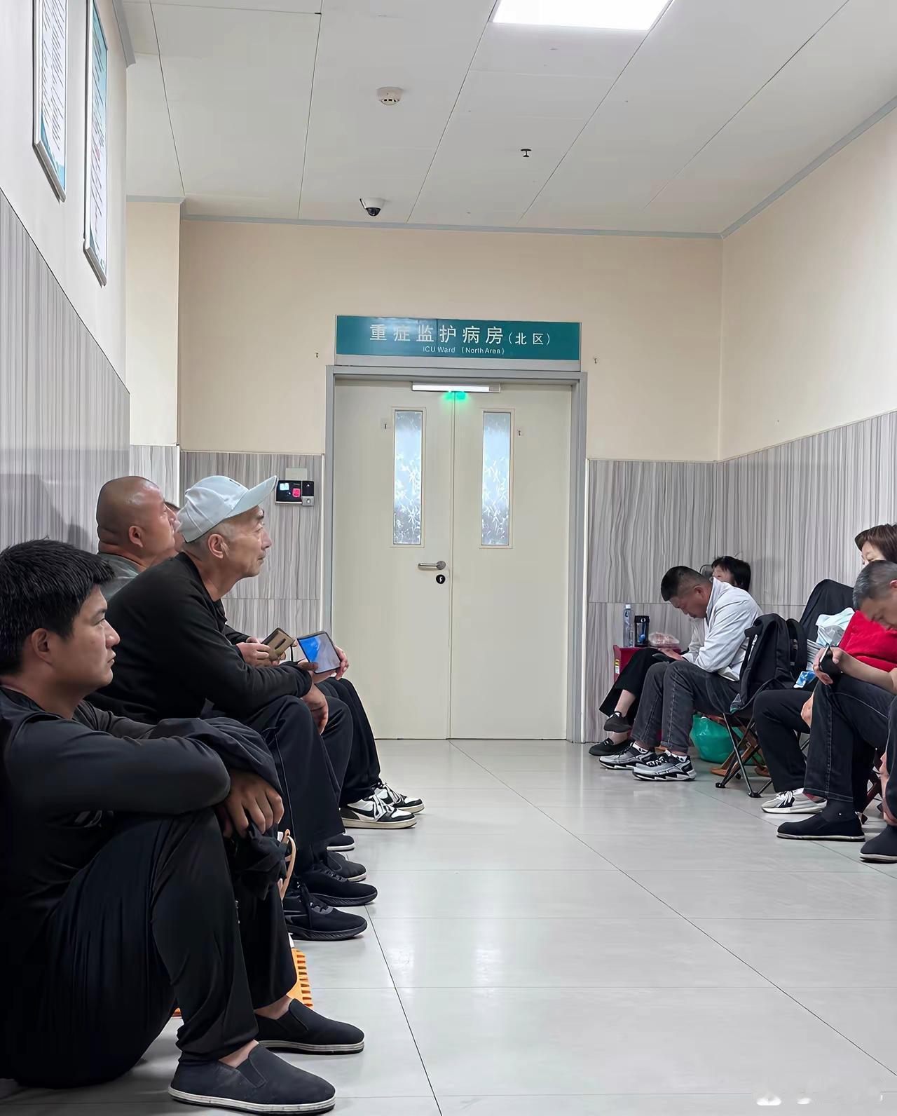 扎心！97岁姑父躺了lCU3个月，最后却让人心疼！
 
姑父97岁高龄，离休干部