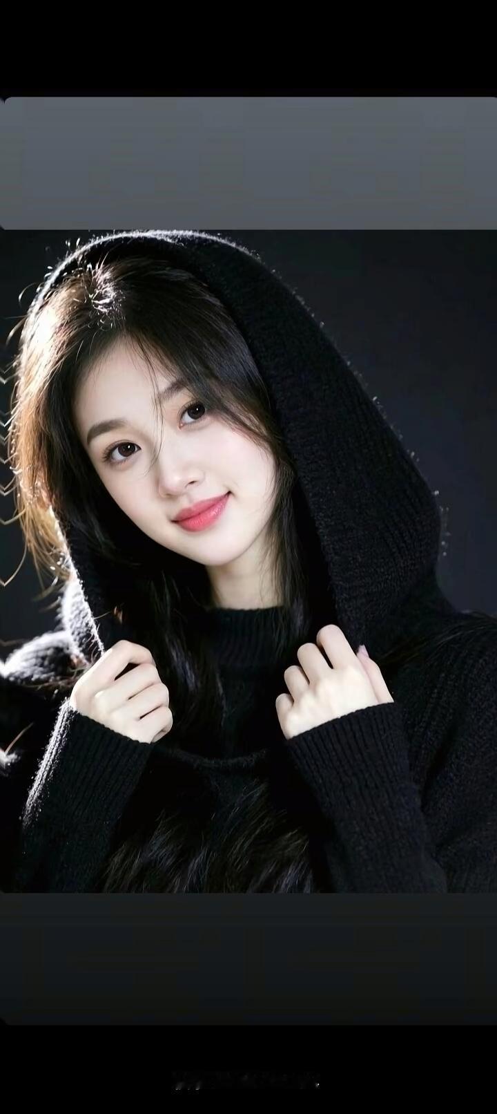 冬日暖阳下的甜美少女，黑色毛衣与温暖笑容的完美搭配。🌞💖