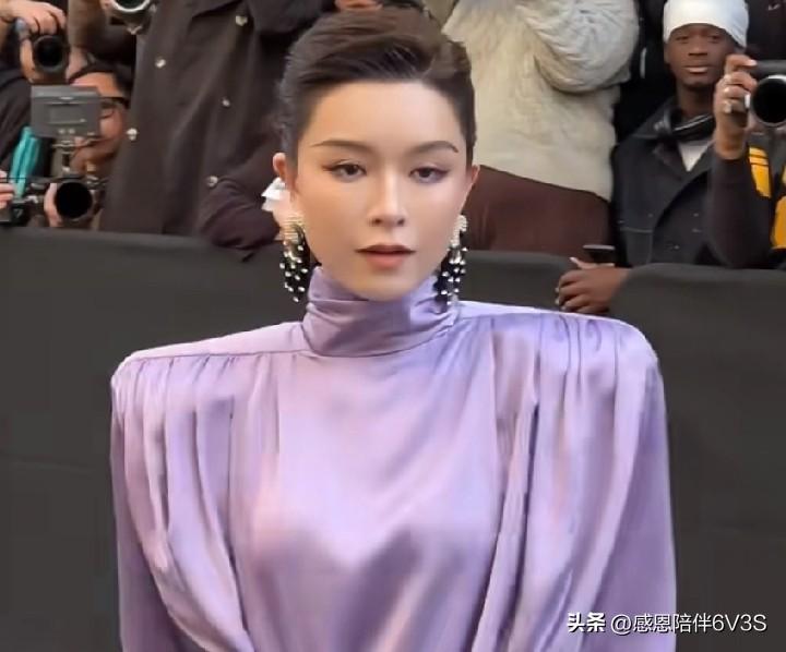 哎哟喂，刚刷到文咏珊这造型，这肩膀头子简直了！跟垫了俩小枕头似的，梦回我妈年轻时