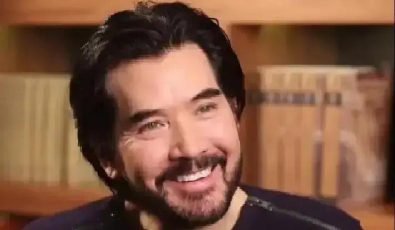 62岁零绯闻，他把孤独写成书
 
费翔在伦敦独居的第十年，新书《独白与对话》年底