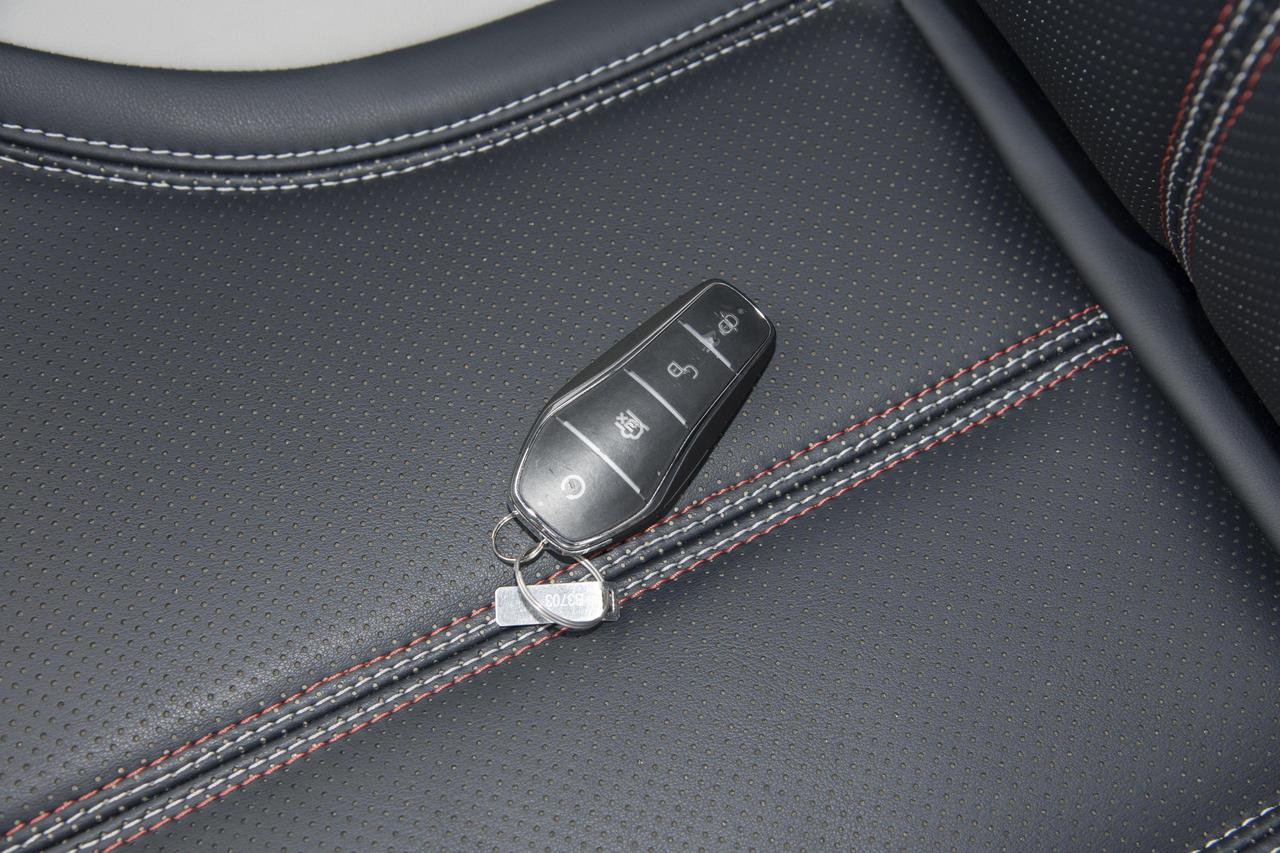 早高峰堵在高架上时，突然懂了一辆好车的基本素养从来不是堆配置 —— 是起步不窜，