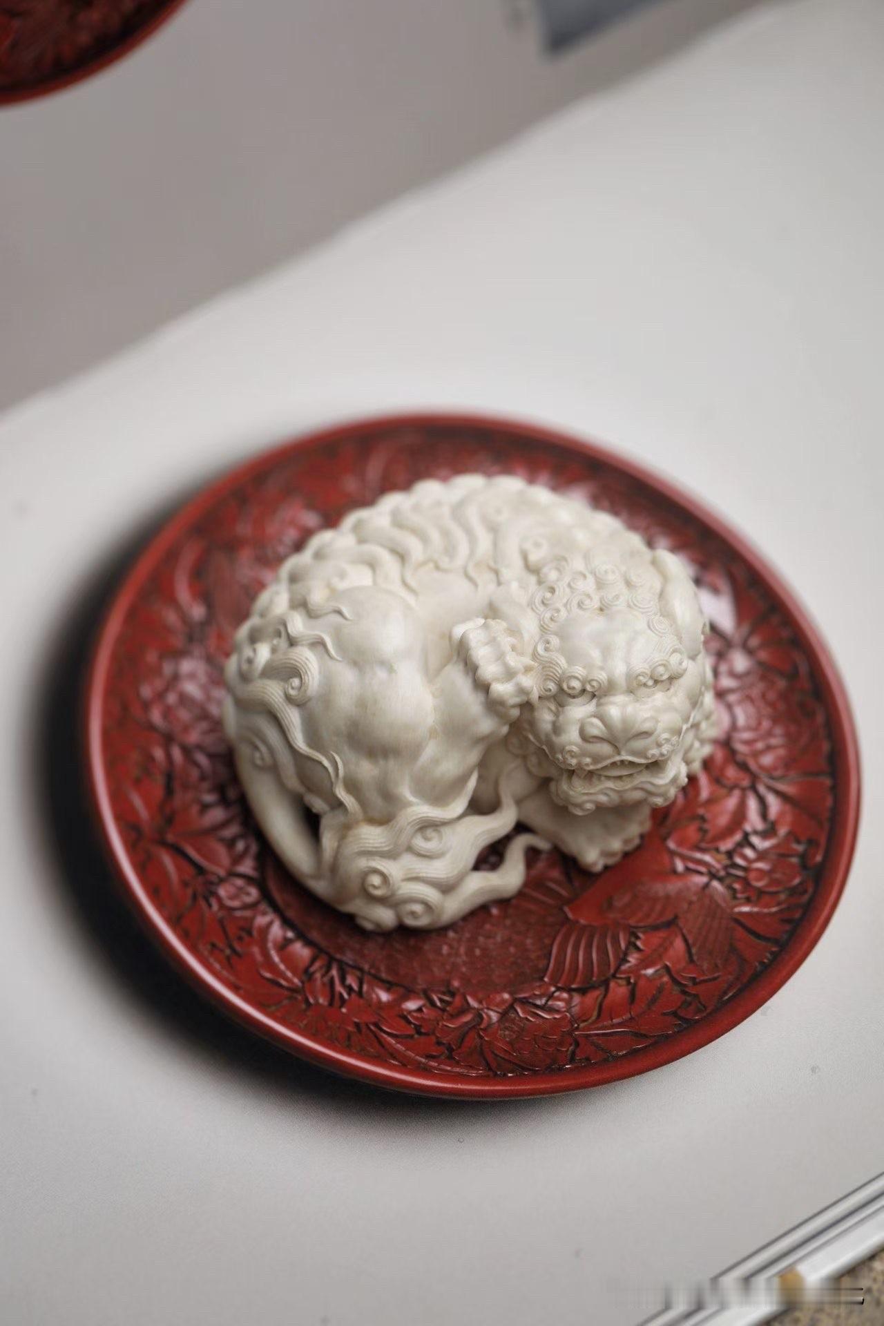 一方小小瑞狮，藏着匠人的千刀万刻。

整料猛犸手工雕琢，狮身盘卧安然，鬃毛卷纹层