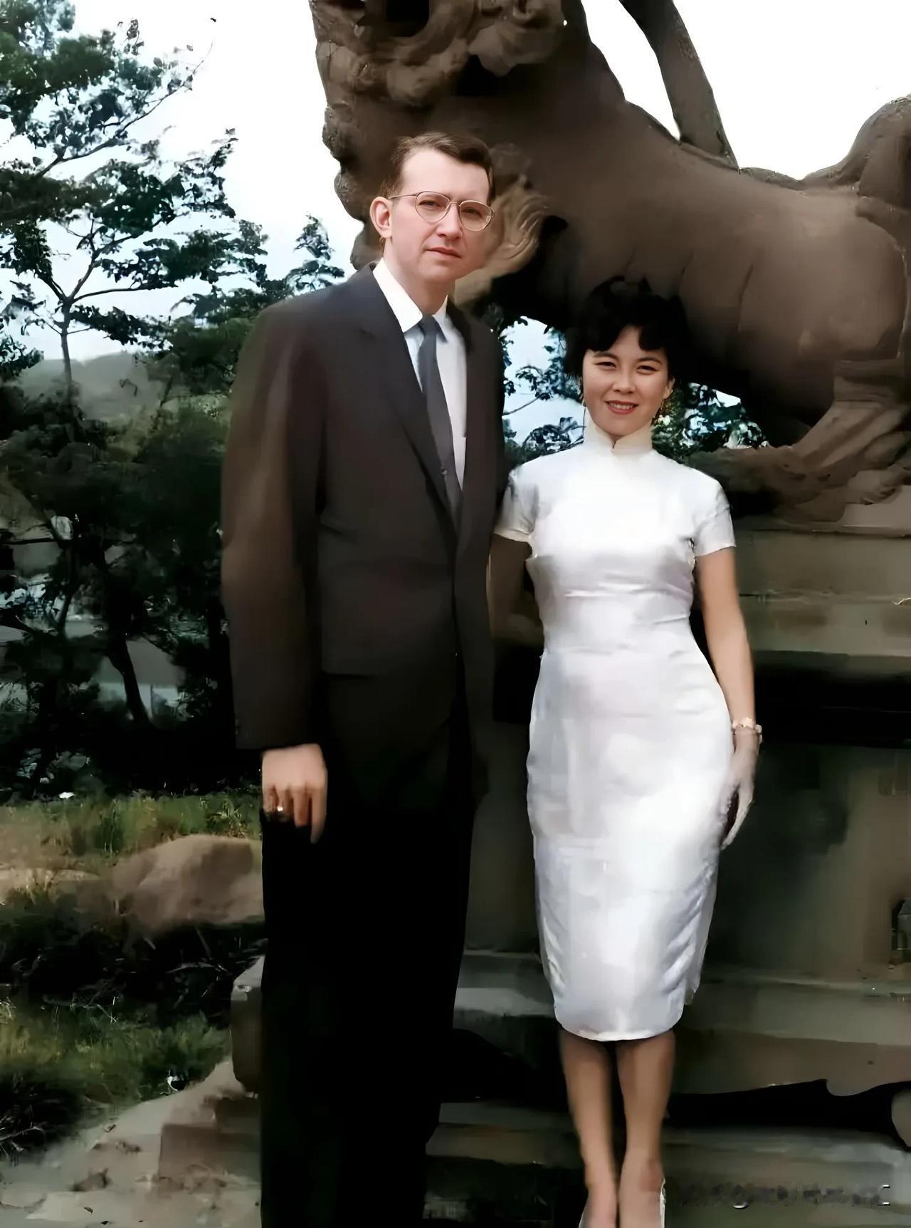 上世纪50年代费翔的父亲费伟德和母亲毕丽娜的合影！
      费翔的父亲费伟德