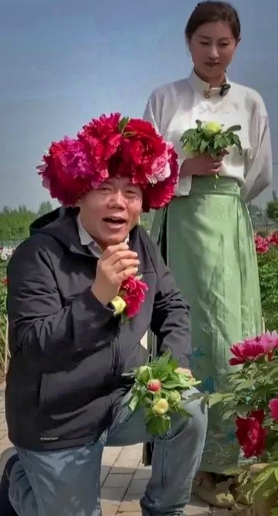 荷泽牡丹花环文/司马南“司马夹头终于治愈了，满脑袋缠的都是牡丹……”见我不愿意把