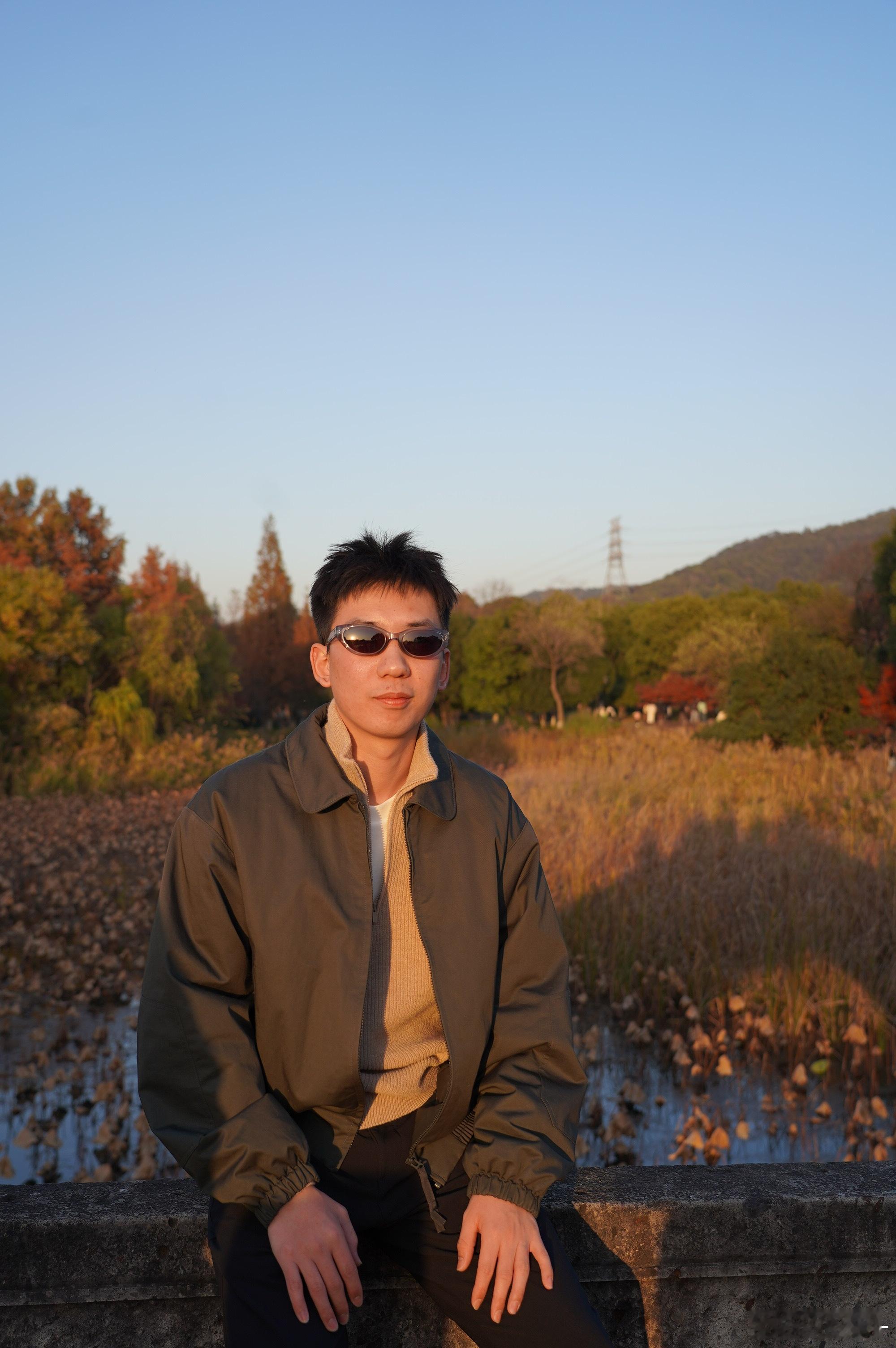 最近，我瘦了。分享一下我的方法：图1现在图2今年元旦图3刚毕业，朋友手机里随手捏