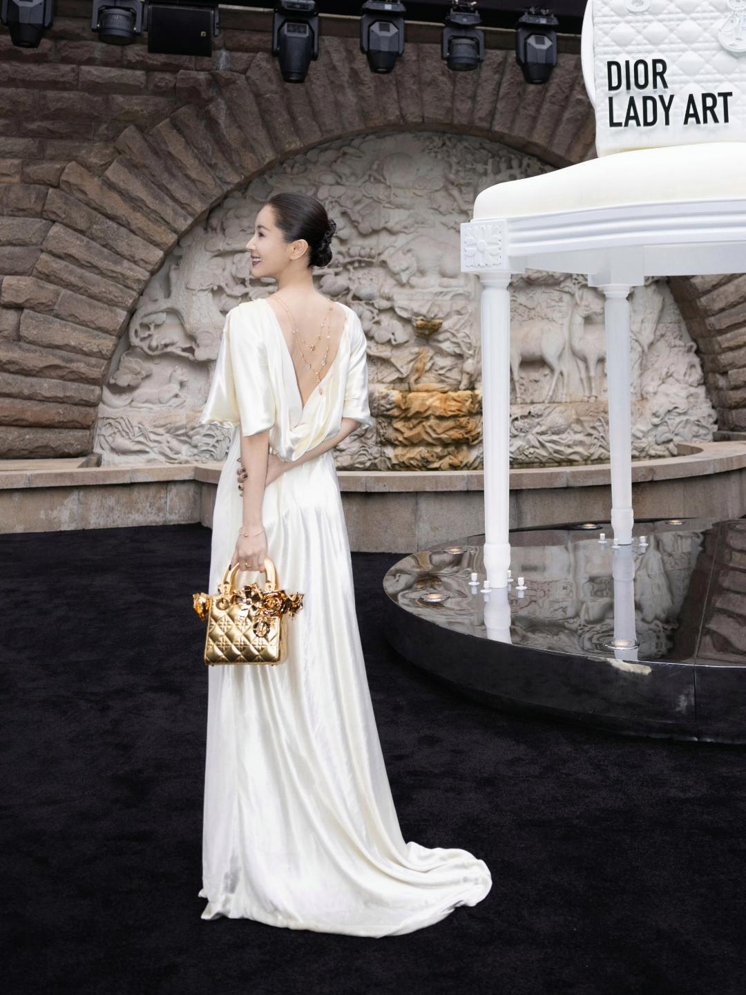 王子文穿香槟色缎面长裙啊！
垂坠感面料裹出清冷骨相，露背设计藏着细闪的项链，连随