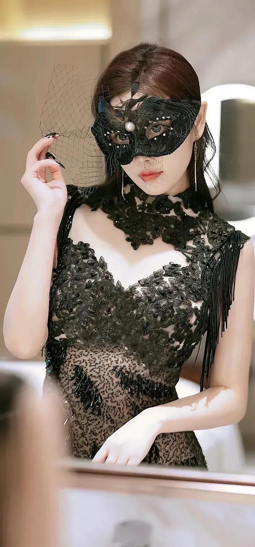 红唇轻启，性感妩媚。