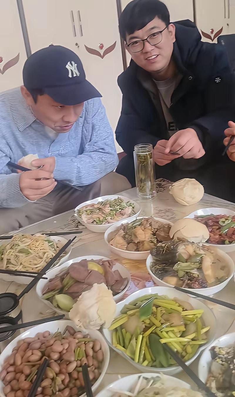 徐志胜大年初二走亲戚，家宴吃馒头配豆角朴素，开13万的车子低调！ 
