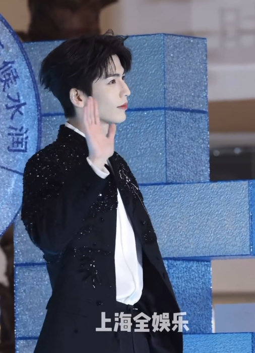 张凌赫立领闪钻黑西装 张凌赫上海活动线下状态  张凌赫上海活动线下状，张凌赫立领
