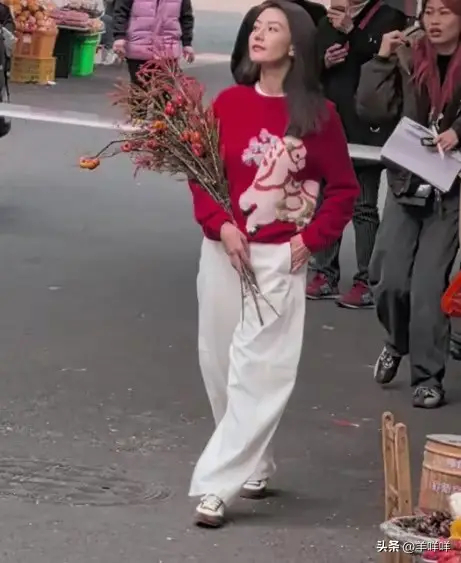 弯刀裤这发明，就算大美人高圆圆穿上也没法夸，设计太劝退了 