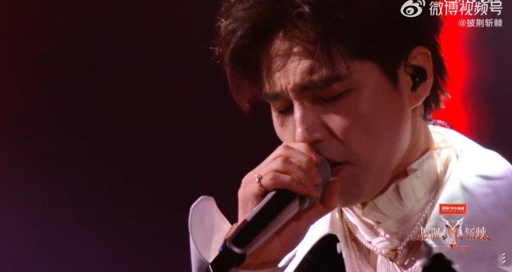 披荆斩棘直播阿云嘎以为披哥把自己放弃了 初舞台这波表演直接封神！阿云嘎把《笼》唱