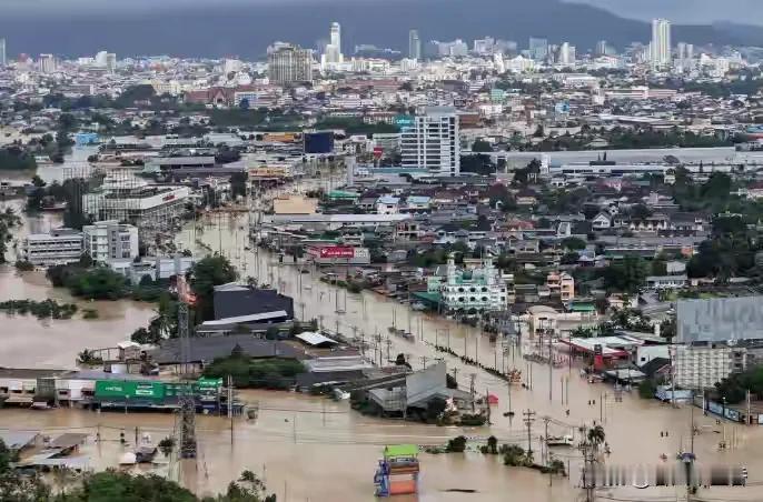泰国这次可真是遭遇大危机了，碰上300年来最严重洪灾。全国已有41人遇难，超26