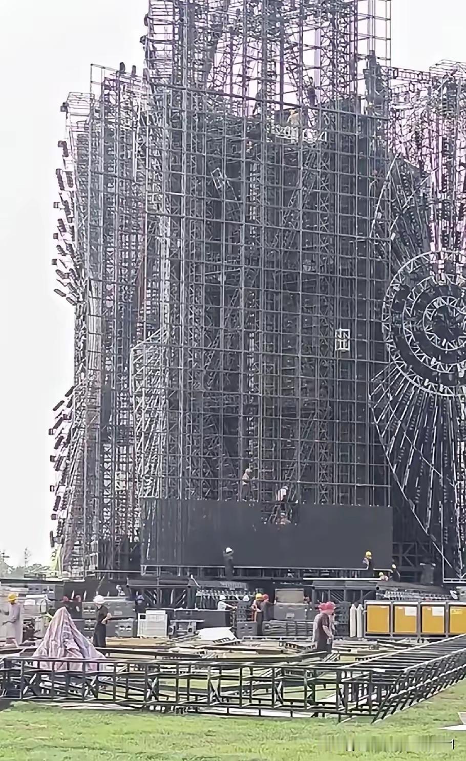 这么大的舞台，耗费10亿巨资，说拆就拆了。要是手续不齐全，谁会花这么多钱强行把它