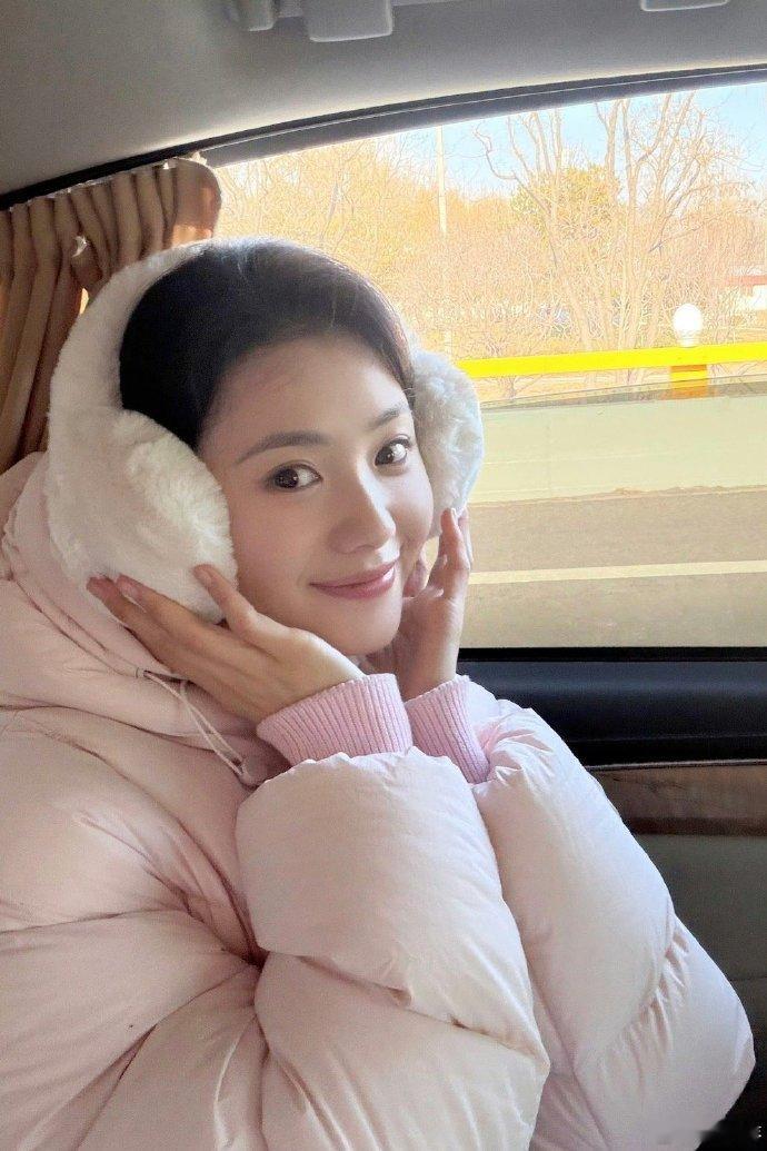 刘浩存晒雪景刘浩存冬日九宫格 刘浩存晒照啦，美照还有雪景都好好看啊！ 