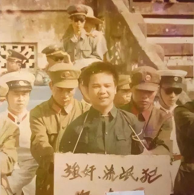 上世纪80年代初，社会秩序动荡，恶性案件频发。为震慑犯罪，国家启动“严打”行动，