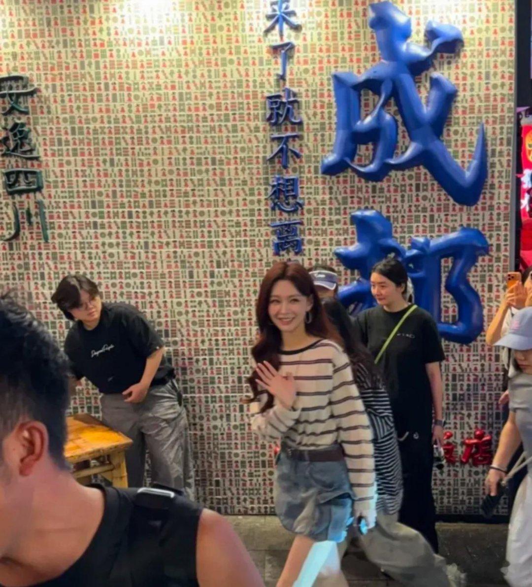 沈梦辰现身成都一火锅店打卡，生图可真年轻、漂亮，杜海涛有福了。 