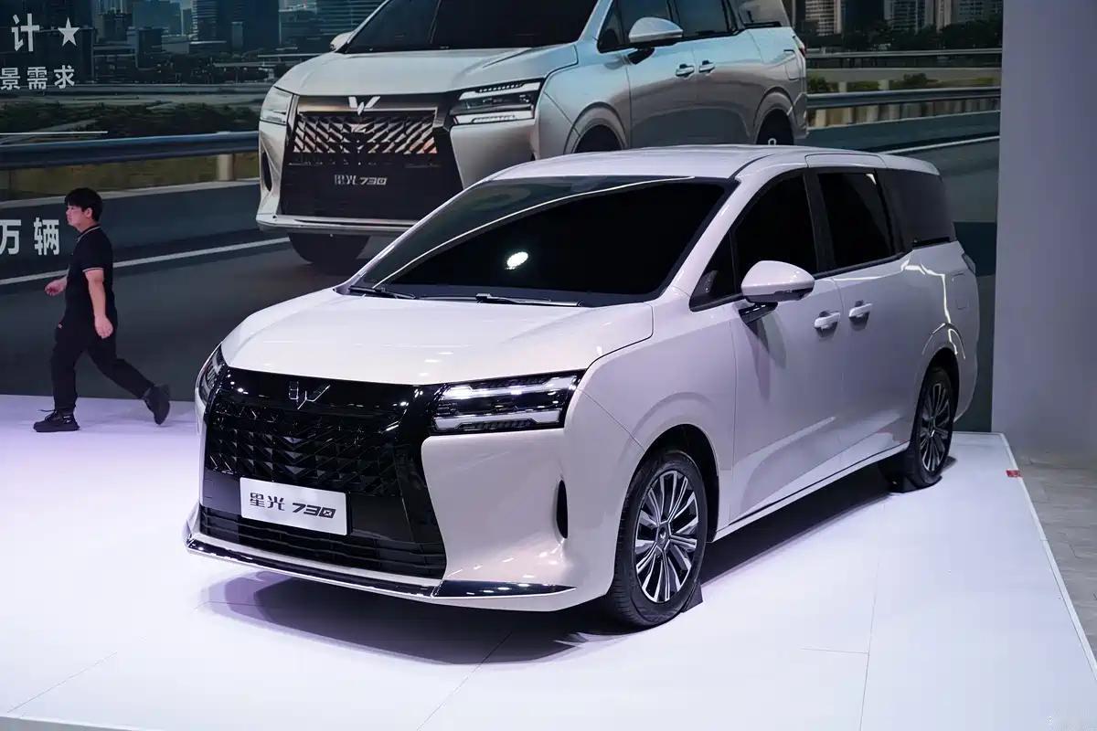 五菱星光730是家用大七座MPV，空间是一大亮点，轴距够长，2+2+3座椅布局，