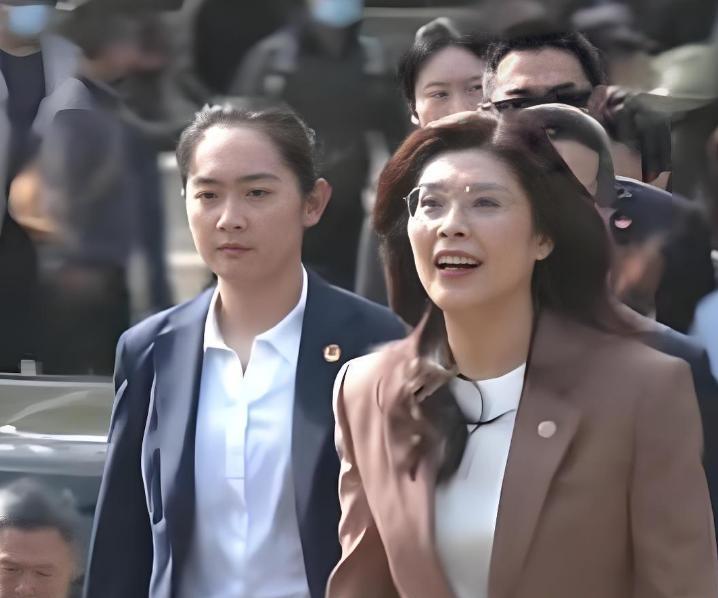 那个站在郑丽文身后半步的女保镖，凭什么刷屏？

郑丽文拜谒中山陵，没想到好多人一