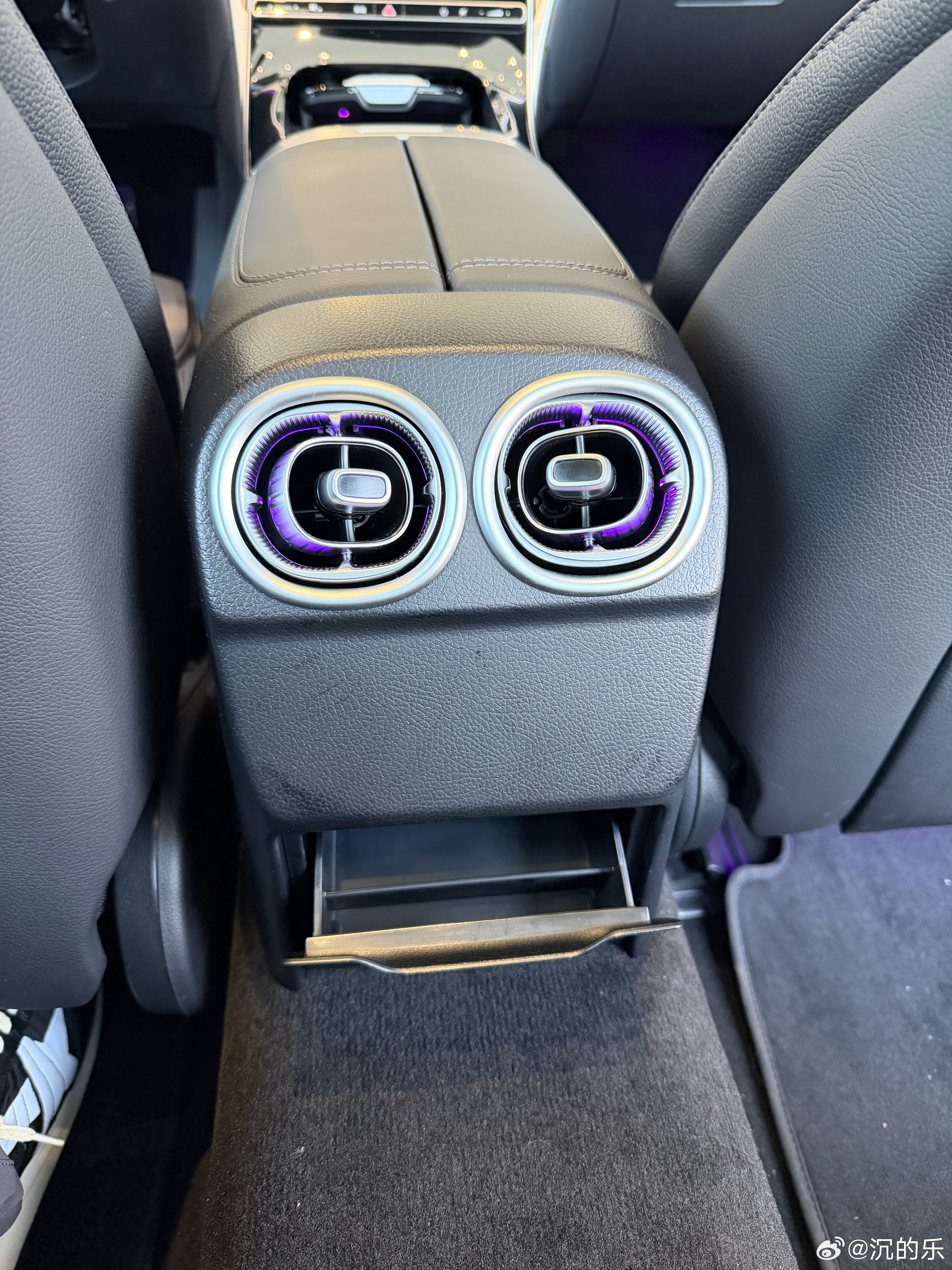 五菱最近的策略有点意思，同一辆车给你纯燃油、插混、纯电，消费者喜欢哪个买哪个，价