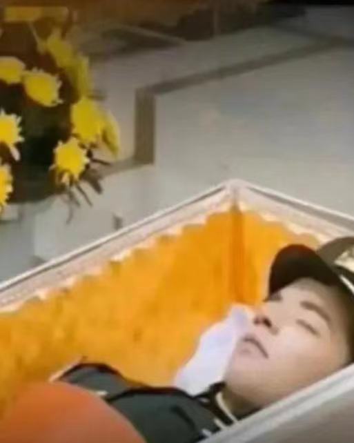 解放军烈士刘章础，在一次反恐任务中，击毙了9名歹徒，不幸牺牲，时年仅21岁。放弃
