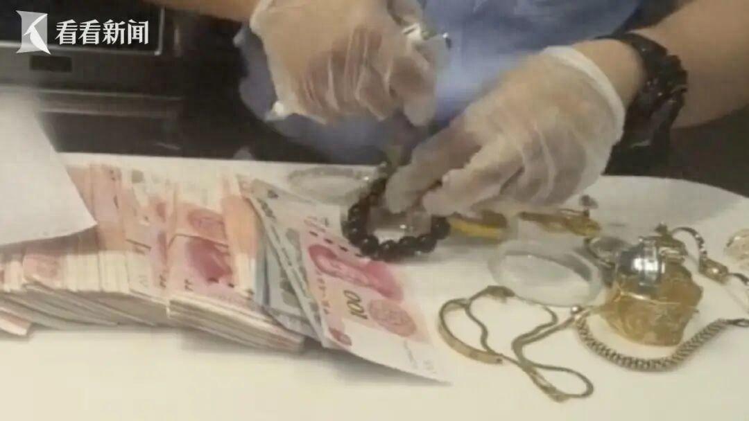 偷前女友的钱[捂脸]谁能想到77岁的张某谈个恋爱，谈着谈着拉上61岁的前狱友李某