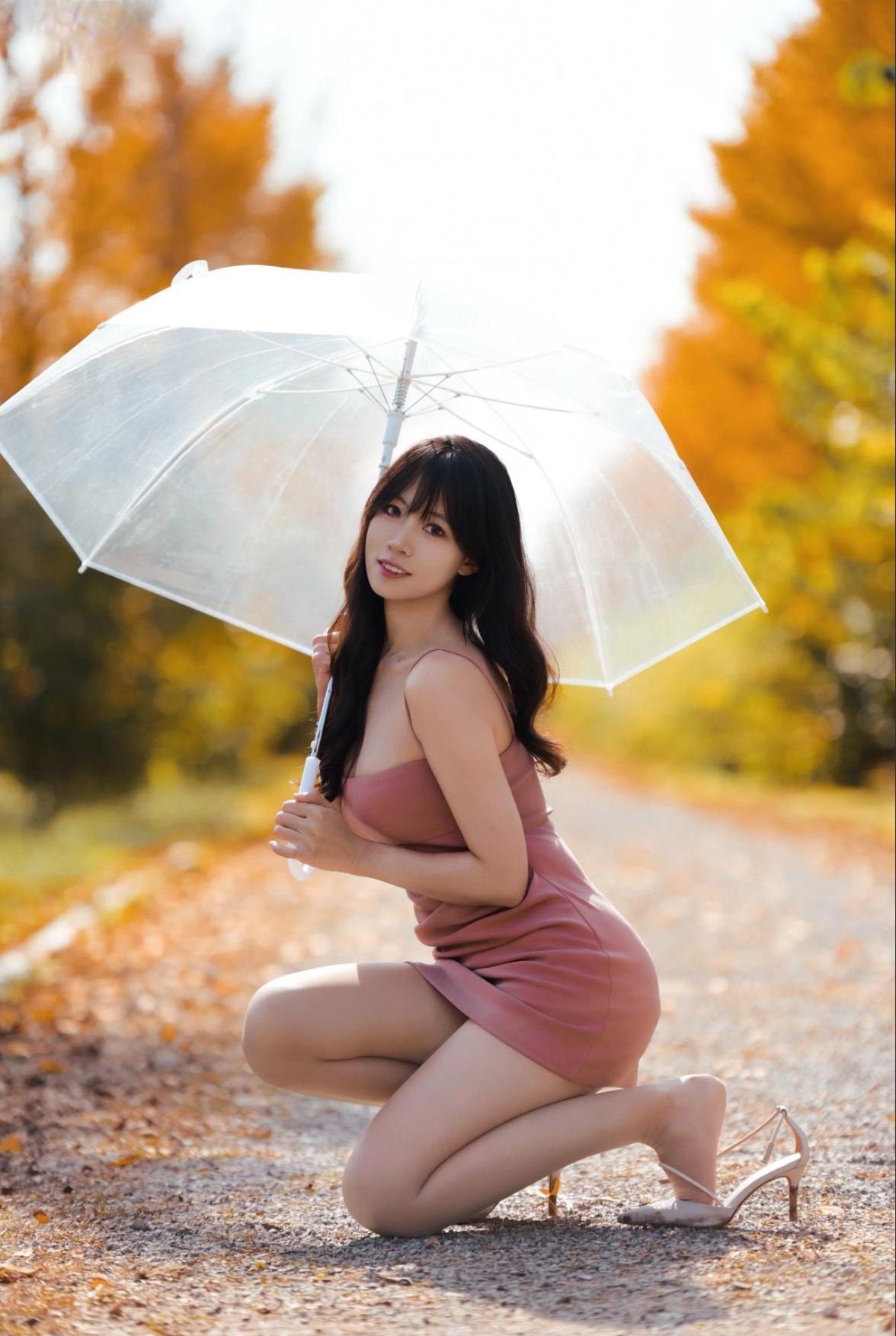 秋风拂面，金色山路，伞下美人。